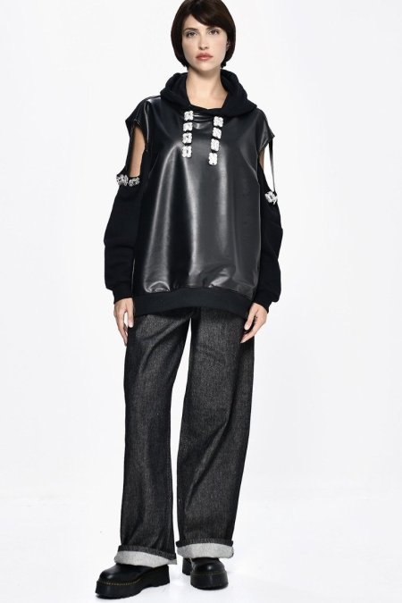 بلوزة جلد قصّتها مميّزة